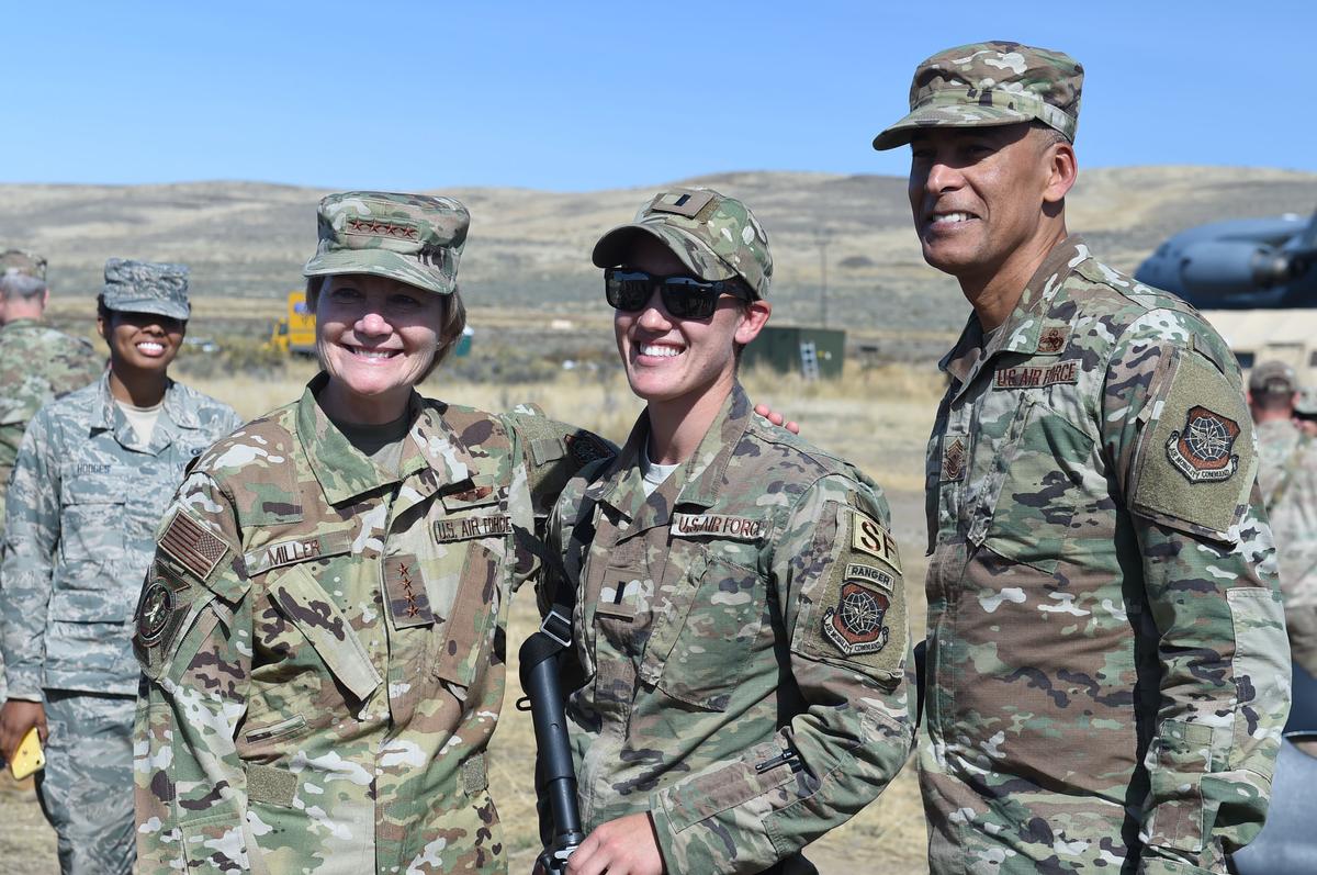 U.S. Air Force Gen. Maryanne Miller (L) and Chief Master Sgt. Terrence A. Greene (R) with Hibsch (C) at Fairchild Air Force Base in Washington on Sept. 25, 2019 (Courtesy of <a href="https://www.dvidshub.net/image/5788408/mg19-dv-day">Sgt. Dana J. Cable/U.S. Air Force</a>)
