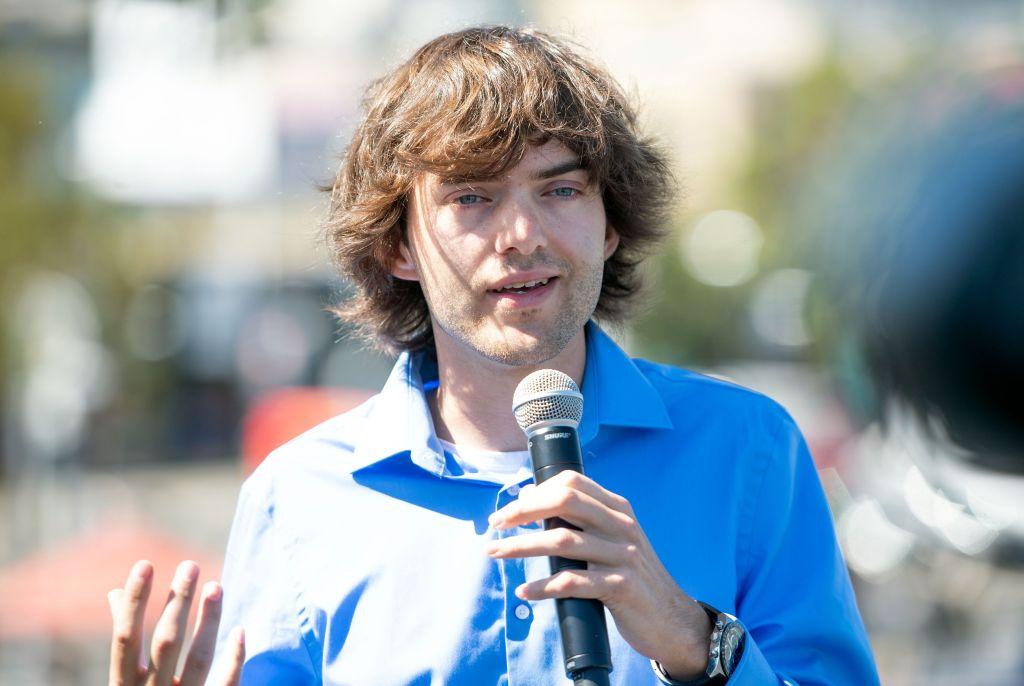 Dutch inventor and CEO of The Ocean Cleanup Boyan Slat speaks to members of the media before System 001 is towed out of the San Francisco Bay in San Francisco, Calif., on Sept. 8, 2018. (JOSH EDELSON/AFP via Getty Images)
