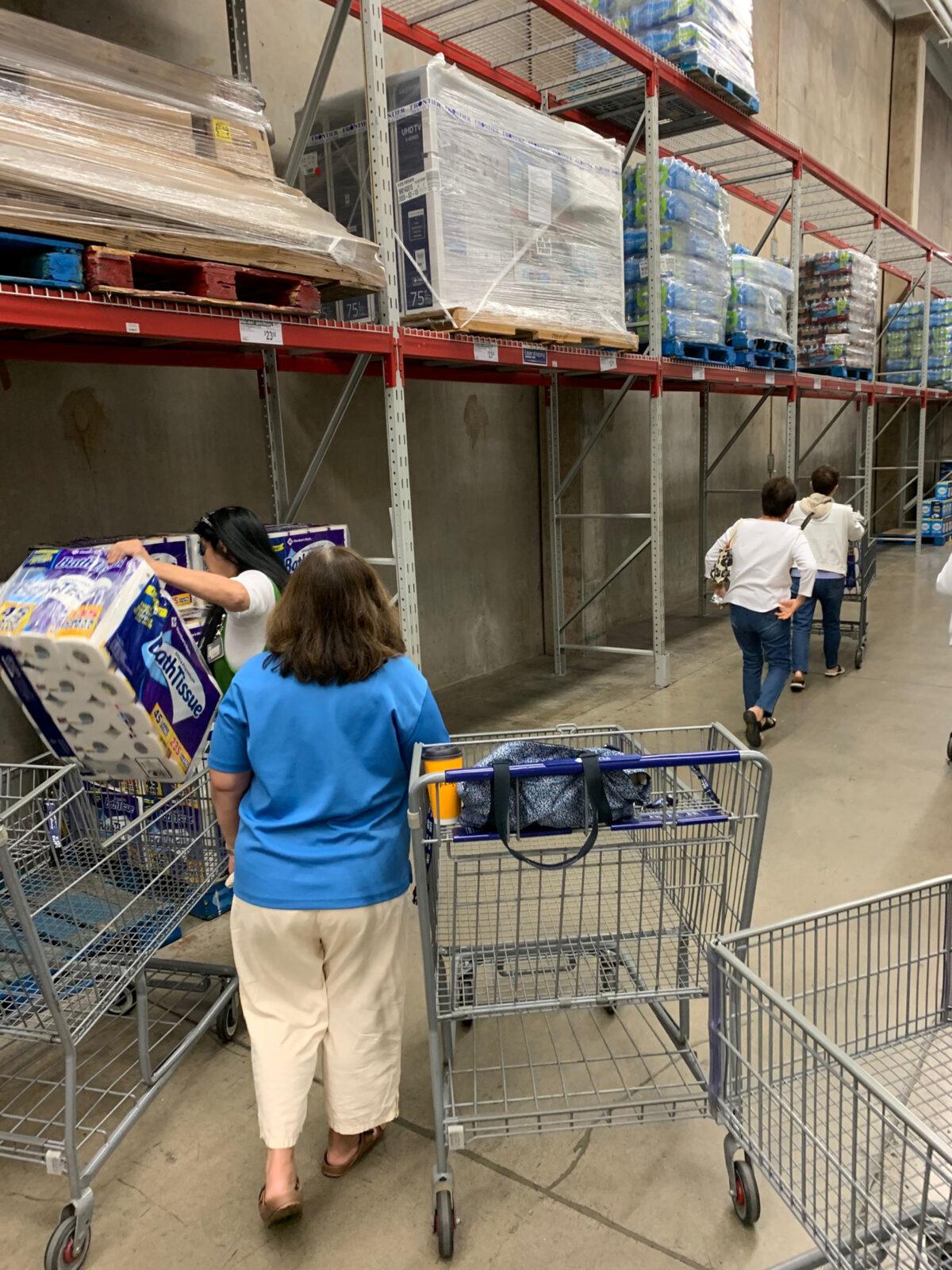 Shoppers at a Costco store buy toilet paper after the Hawaii Department of Health advised residents they should stock up on supplies for the potential risks of novel CCP virus in Honolulu, Hawaii, on Feb. 28, 2020. (Courtesy of Duane Tanouye/Reuters)