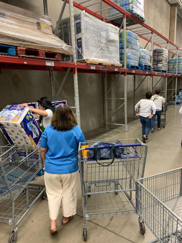 Shoppers at a Costco store buy toilet paper after the Hawaii Department of Health advised residents they should stock up on supplies for the potential risks of novel coronavirus in Honolulu, Hawaii, on Feb. 28, 2020. (Courtesy of Duane Tanouye via Reuters)