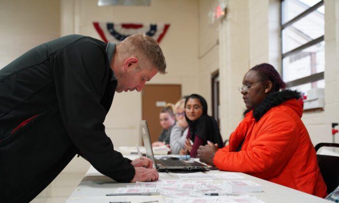 Blue-Collar Voters in Michigan Swing County Turn From Sanders