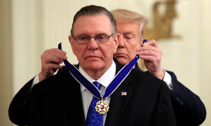 Trump Presents Medal of Freedom to Retired Four-Star General