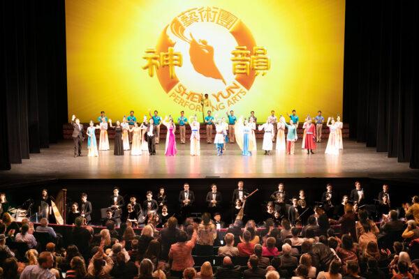 Shen Yun Performing Arts' curtain call at Lincoln Center, New York, on March 11, 2020. (Edward Dye/The Epoch Times)