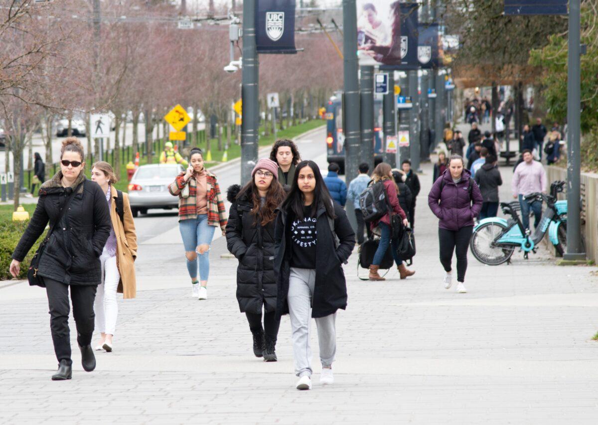 Students walk on the University of British Columbia campus on March 10, 2020. (Jerry Wu/The Epoch Times)