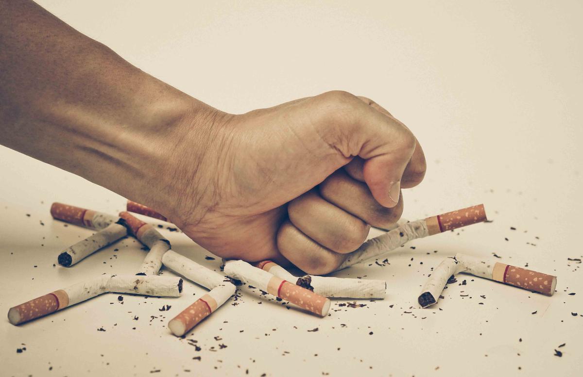 Illustration - Shutterstock | <a href="https://www.shutterstock.com/de/image-photo/male-hand-destroying-cigarettes-stop-smoking-256837126">wk1003mike</a>