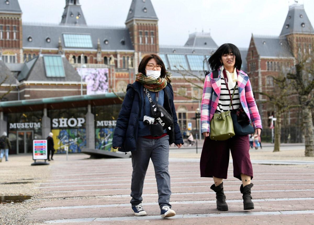 Tourists are confronted with a closed Rijksmuseum because of the coronavirus outbreak, in Amsterdam, Netherlands March 13, 2020. (Piroschka van de Wouw/Reuters)