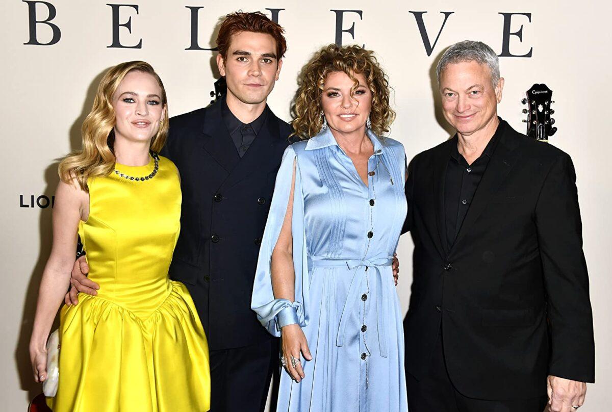 (L–R) Britt Robertson, K.J. Apa, Shania Twain, and Gary Sinise at an event for “I Still Believe.” (Frazer Harrison/Getty Images)