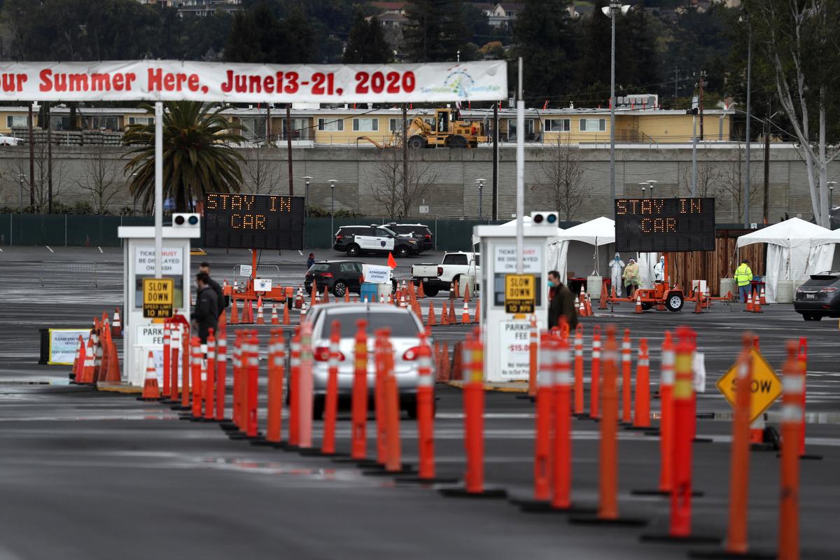 Cars line up to enter a coronavirus drive-thru test clinic at the San Mateo County Event Center in San Mateo, California, on March 16, 2020. (Justin Sullivan/Getty Images)
