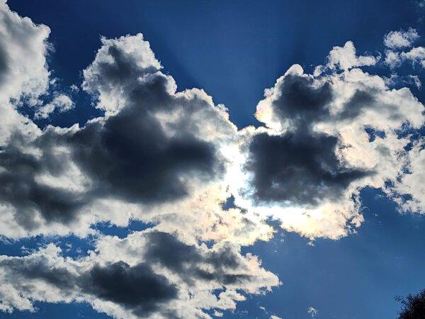 Sunlight and Clouds, Not CO2, Drives Earth’s Climate, New Study Finds | USNN World News Clouds are seen in Western Australia on June 14, 2024. (Susan Mortimer/The Epoch Times)