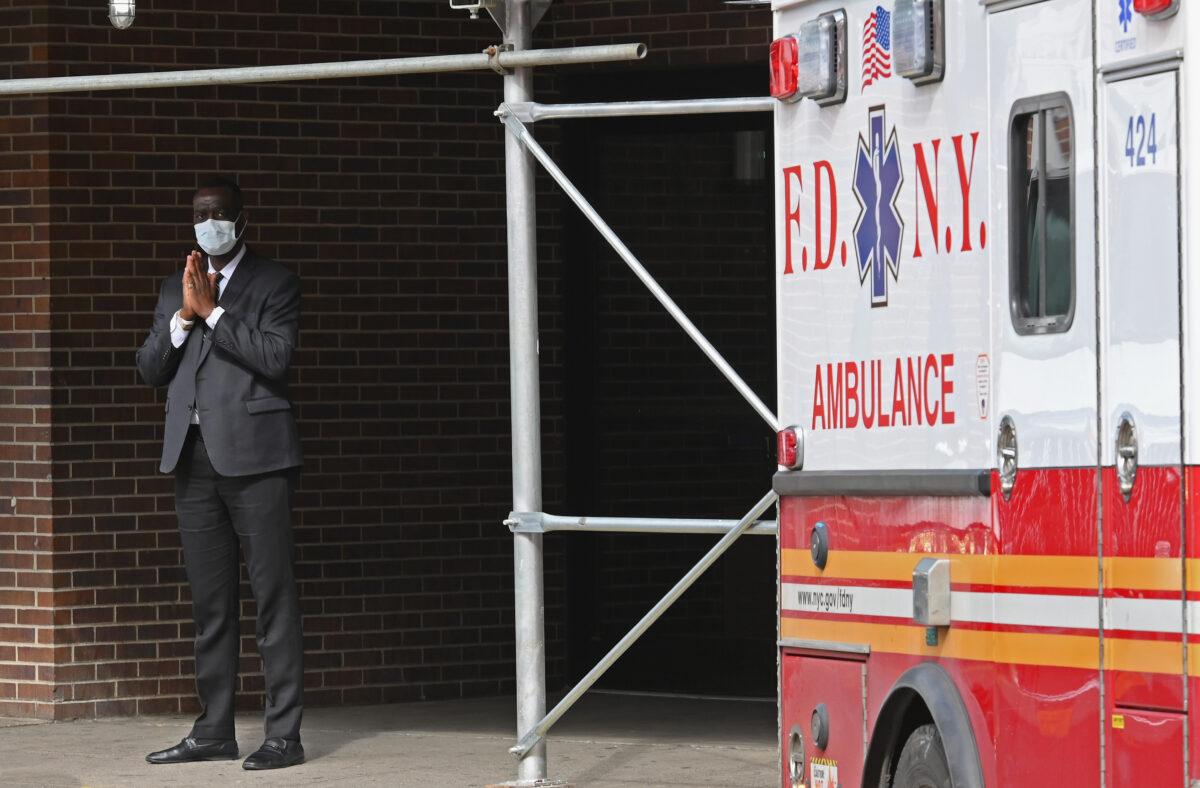 A worker wears a face mask as he stands at the entrance to the Brooklyn Hospital Center emergency room in the Brooklyn borough of New York City on March 16, 2020. (Angela Weiss/AFP via Getty Images)