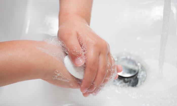 Viral Hand-Washing Experiment With Pepper and Water Shows Kids the Power of Using Soap
