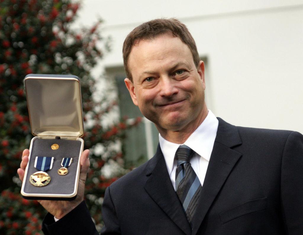 ©Getty Images | <a href="https://www.gettyimages.com/detail/news-photo/actor-gary-sinise-shows-his-presidential-citizens-medal-news-photo/83984403?adppopup=true">CHRIS KLEPONIS </a>