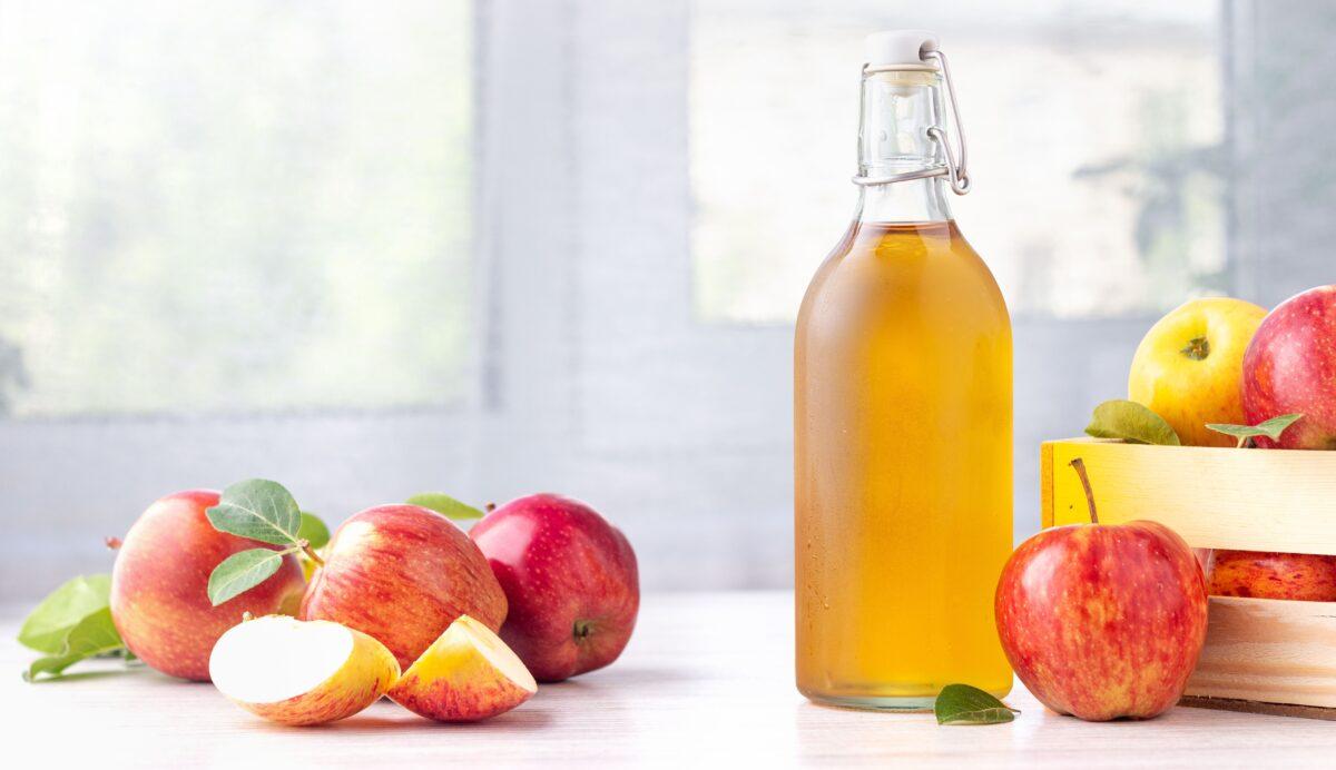 Raw apple cider vinegar helps prevent and eliminate kidney stones. (Dmitrii Ivanov/Shutterstock)