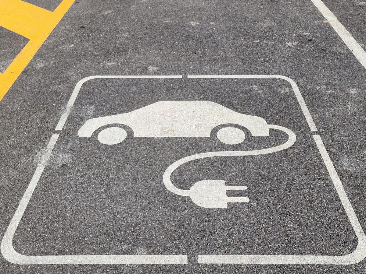 Fewer Canadians Willing to Buy Electric Vehicles: Federal Research