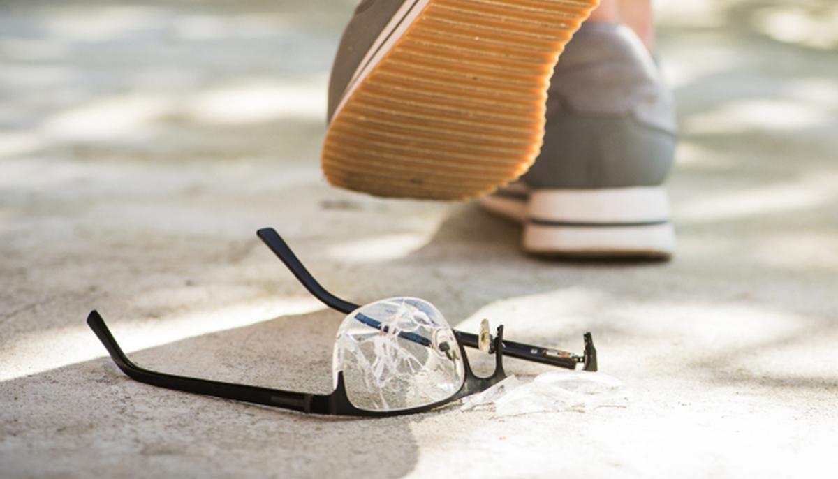 Bully Heartlessly Smashes Nerd’s Glasses–20 Years Later They Have a Shocking Reunion