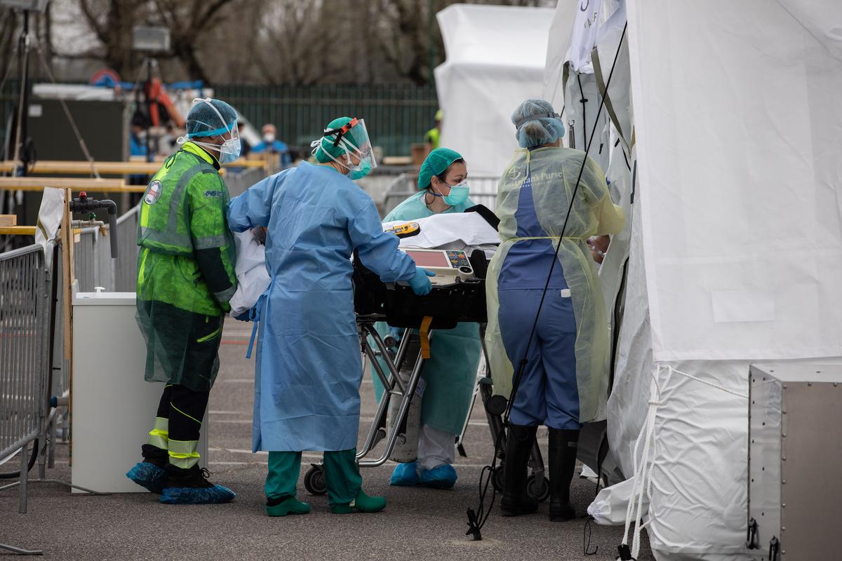 A patient is treated by a doctor at a Samaritan's Purse Emergency Field Hospital on March 20, 2020, in Cremona, near Milan, Italy. (©Getty Images | <a href="https://www.gettyimages.com/detail/news-photo/patient-is-treated-by-a-doctor-at-a-samaritans-purse-news-photo/1213725334?adppopup=true">Emanuele Cremaschi</a>)