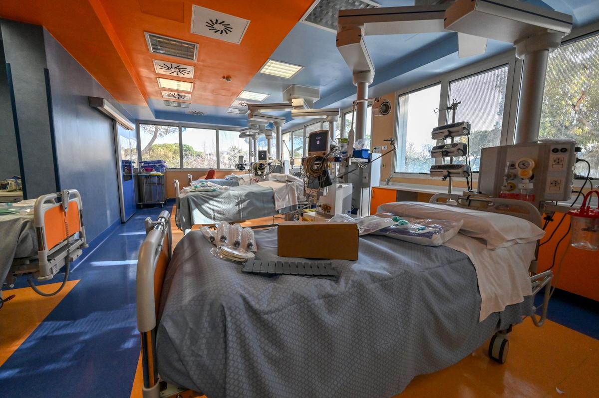Patients' beds at the newly opened Covid 3 intensive care ward at the Casal Palocco hospital near Rome, pictured on March 18, 2020 (©Getty Images | <a href="https://www.gettyimages.com/detail/news-photo/photo-shows-patients-beds-at-the-new-covid-3-level-news-photo/1207575481?adppopup=true">ANDREAS SOLARO</a>)