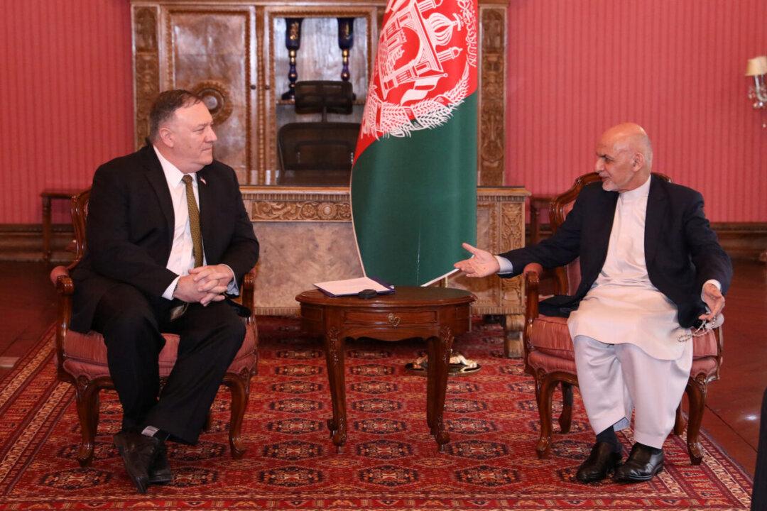US to Reduce Afghan Aid by $1 Billion After Pompeo Visits Kabul