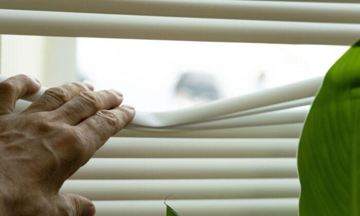 Man Serenades Wife With Alzheimer’s Through Nursing Home Window Amid CCP Virus Restrictions