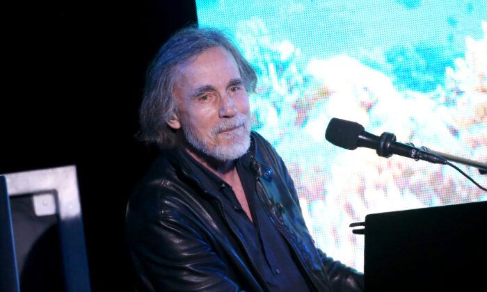 Jackson Browne Tests Positive for CCP Virus