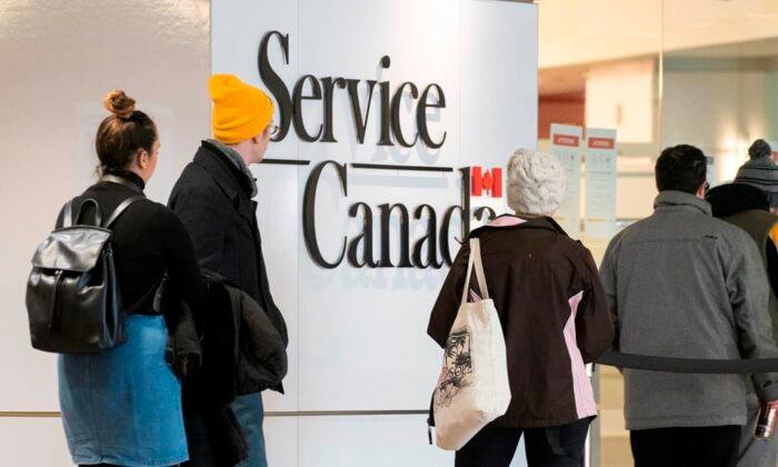 Anxious Canadians Await Federal Help as COVID-19 Cases Rise, Rules Tighten