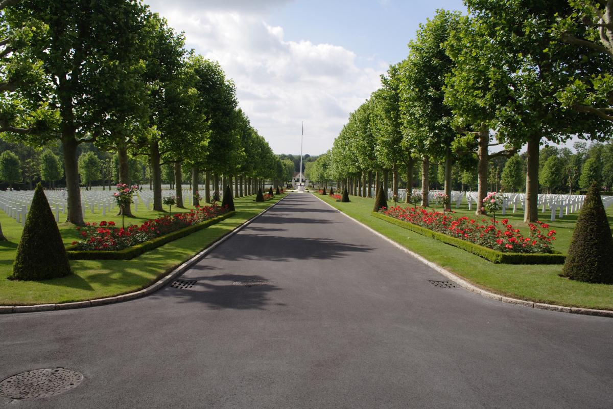 Walkway through the center of Oise-Aisne American Cemetery in France. (American Battle Monuments Commission)