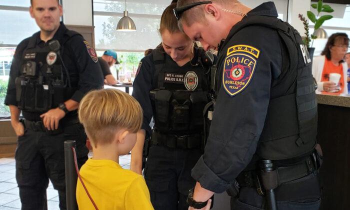 Photo of Boy Praying for Police Officers’ Safety in Chick-fil-A Goes Viral on Facebook