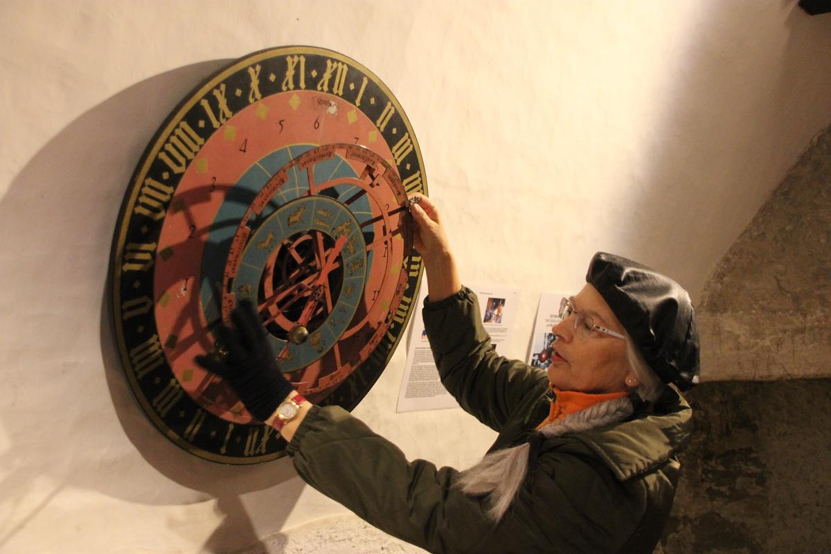 City guide Margarete Schaller explains the mechanism of the clock. (Wibke Carter)
