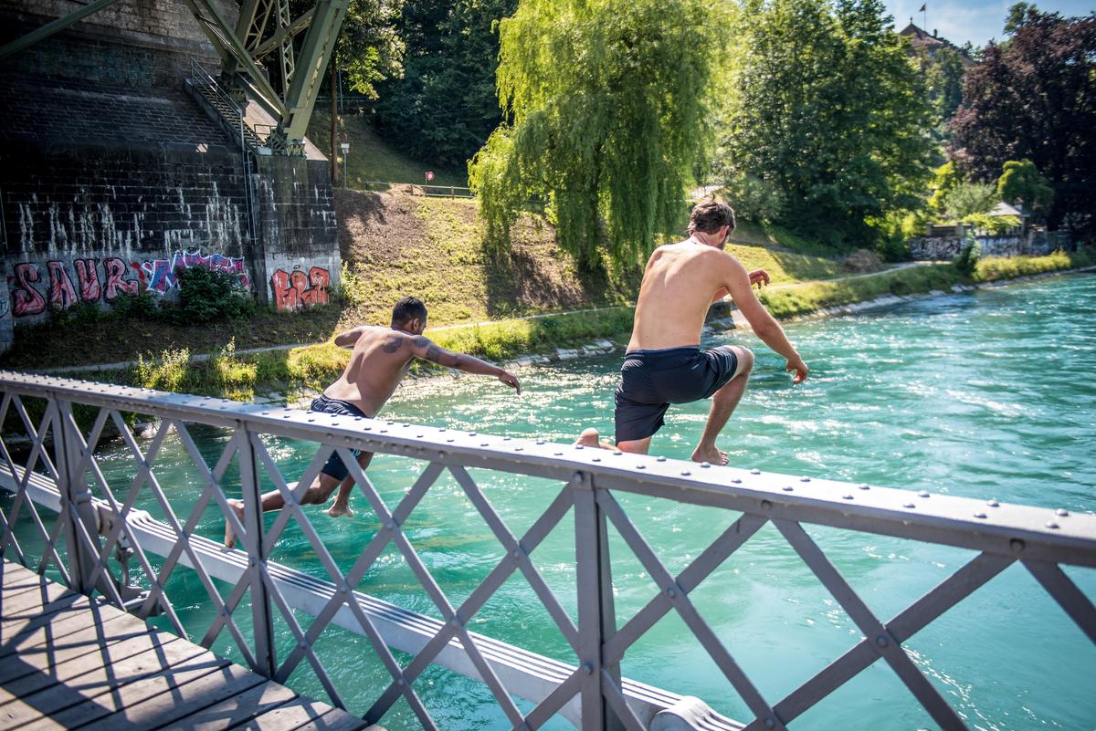 Locals jump into the Aare River. (Andre Meier/swiss-image.ch)