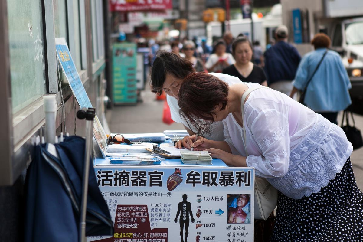 Women at the Global Service Center for Quitting the Chinese Communist Party in Flushing, New York, June 25, 2014. (Samira Bouaou/Epoch Times)