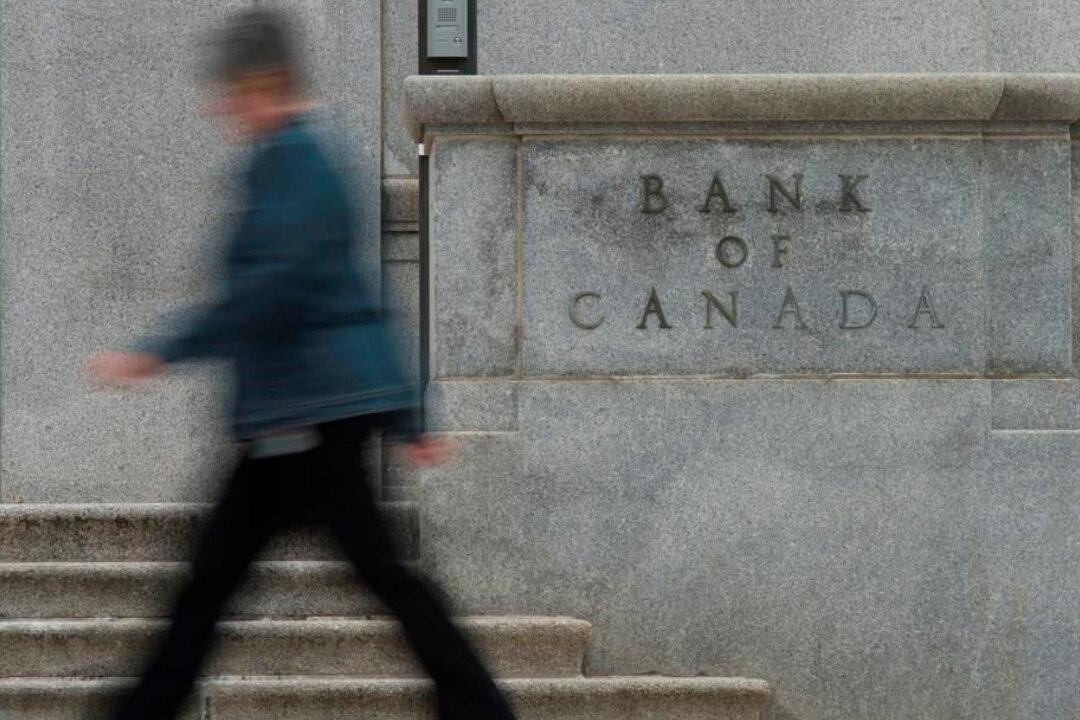 Bank of Canada Holds Rate, Forecasts Decline in GDP of 7.8% This Year