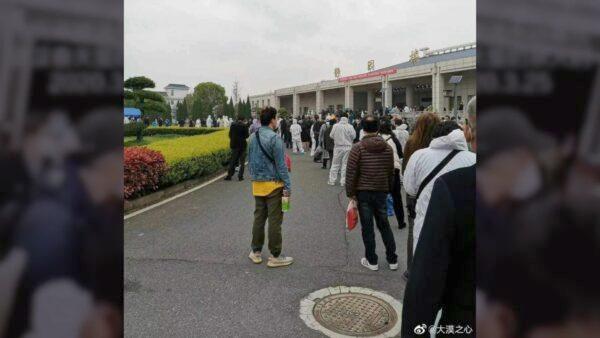 Locals wait in line to pick up the ashes of their family members who died from the CCP virus at Hankou Funeral Home in Wuhan, China, on March 25, 2020. (Mao Daqing/Weibo)