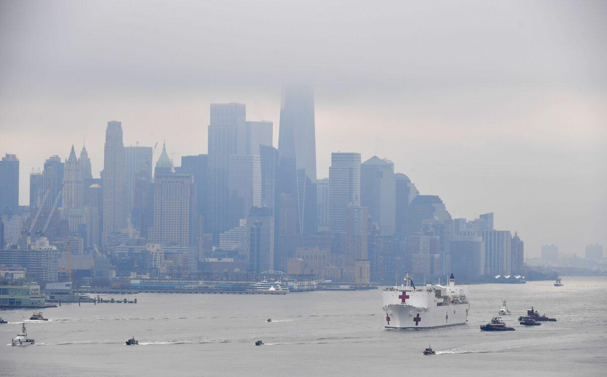 The USNS Comfort medical ship moves up the Hudson River as it arrives on March 30, 2020 in New York as seen from Weehawken, New Jersey. (Angela Weiss/AFP/Getty Images)