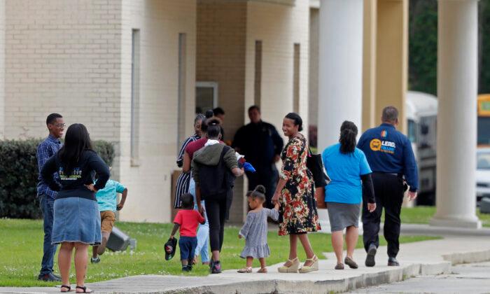 Hundreds at Louisiana Church Flout CCP Virus Gatherings Ban