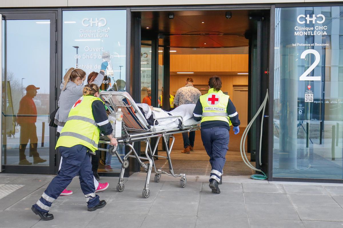 Nurses transport a patient into the Clinique Saint-Joseph hospital in Liege, Belgium, on March 20, 2020 (©Getty Images | <a href="https://www.gettyimages.com/detail/news-photo/nurses-push-a-patient-on-a-stretcher-into-the-clinique-chc-news-photo/1207720591?adppopup=true">BRUNO FAHY</a>)