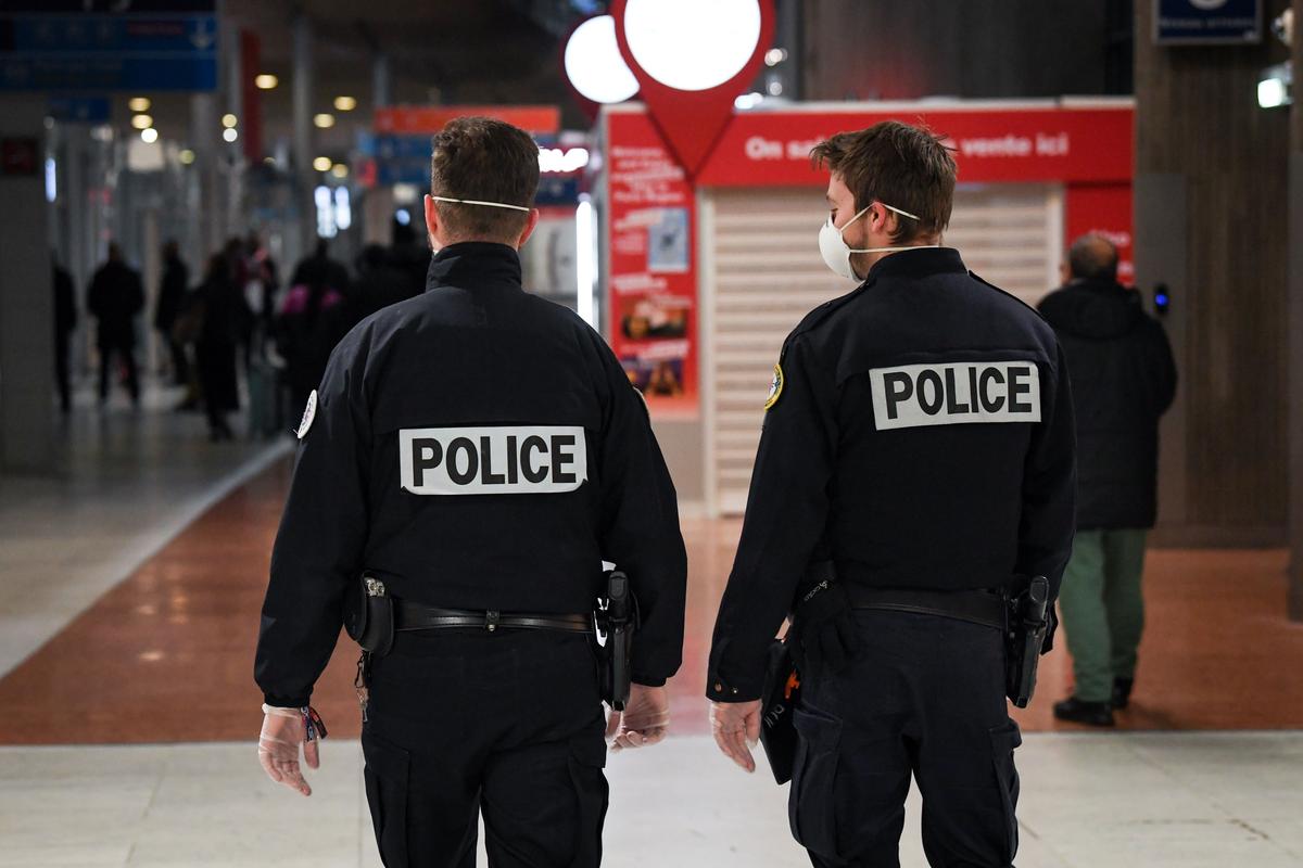 Police officers wearing protective face masks at Charles De Gaulle Airport in Roissy, France, on Jan. 26, 2020 (©Getty Images | <a href="https://www.gettyimages.com/detail/news-photo/policemen-wear-protective-face-masks-as-they-stand-in-a-news-photo/1196439685?adppopup=true">ALAIN JOCARD</a>)