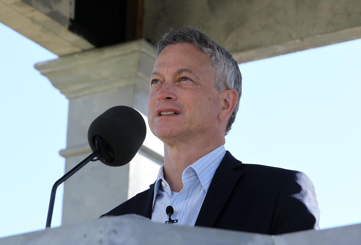 Gary Sinise onstage at the 26th National Memorial Day Concert Rehearsals in Washington, D.C., on May 23, 2015 (©Getty Images | <a href="https://www.gettyimages.com/detail/news-photo/actor-and-co-host-gary-sinise-on-stage-at-the-26th-national-news-photo/474543142?adppopup=true">Paul Morigi</a>)