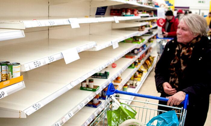 Teens See Elderly Shopper in Supermarket With Empty Shelves, So They Decide to Take Action