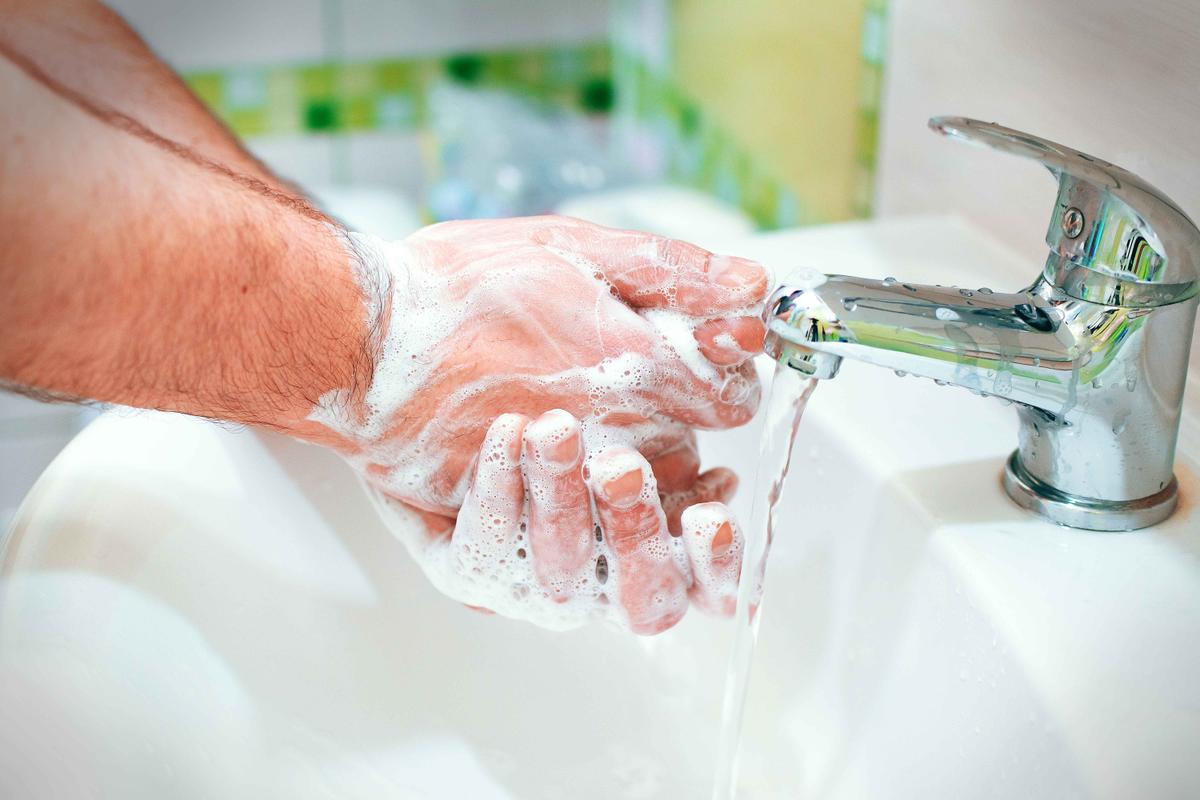 Illustration - Shutterstock | <a href="https://www.shutterstock.com/image-photo/man-washes-his-hands-soap-1612828012">Denklim</a>