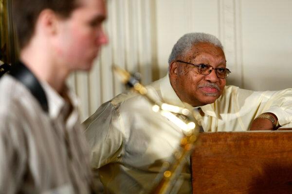 Jazz musicians Ellis Marsalis (R) listens during a classroom session at the East Room of the White House on June 15, 2009 in Washington, DC. (Photo by Alex Wong/Getty Images)