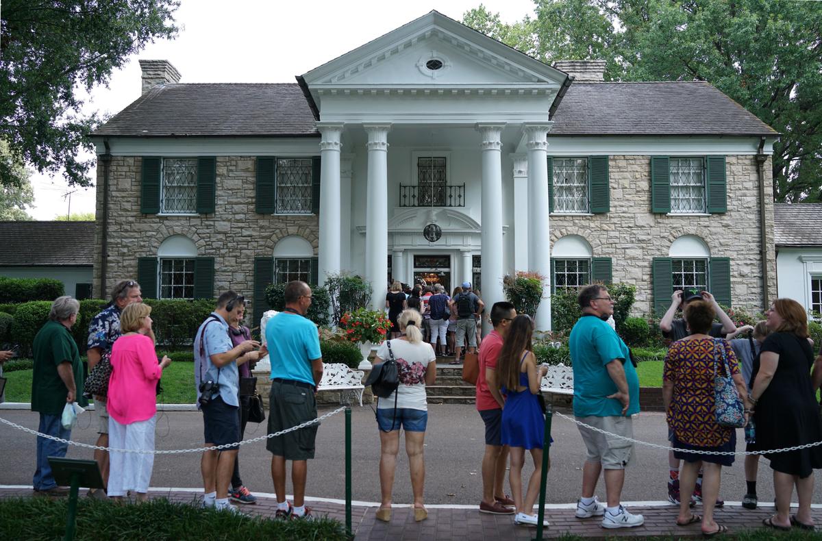 Visitors queue to enter Elvis Presley's Graceland mansion in Memphis, Tennessee, on Aug. 12, 2017 (©Getty Images | <a href="https://www.gettyimages.com/detail/news-photo/visitors-queue-to-enter-the-graceland-mansion-of-elvis-news-photo/831321974?adppopup=true">MANDEL NGAN/AFP</a>)