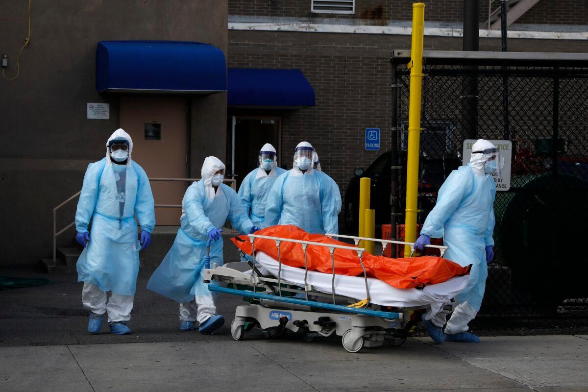 Healthcare workers wheel the body of a deceased person from the Wyckoff Heights Medical Center during the outbreak of the CCP virus in the Brooklyn borough of New York City, N.Y., on April 2, 2020. (Brendan Mcdermid/Reuters)