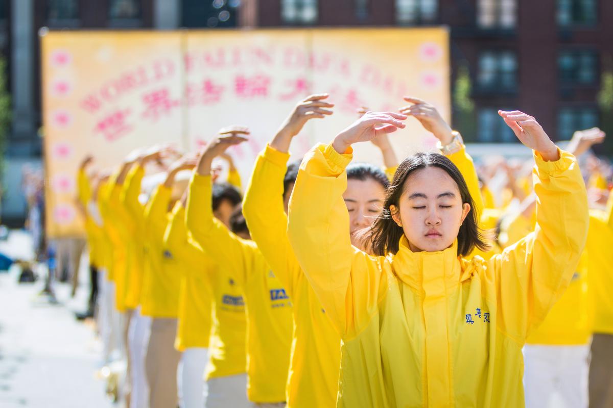 Falun Dafa practitioners participate in a World Falun Dafa Day activity at Union Square, New York City. (©The Epoch Times | <a href="http://photo.theepochtimes.com/media.details.php?mediaID=NTU2MDMwNmY1YTgwYTY5">Samira Bouaou</a>)