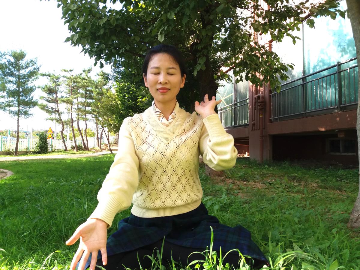 Nie Lan practicing the fifth set of Falun Gong exercises. (Photo courtesy of Nie Lan)