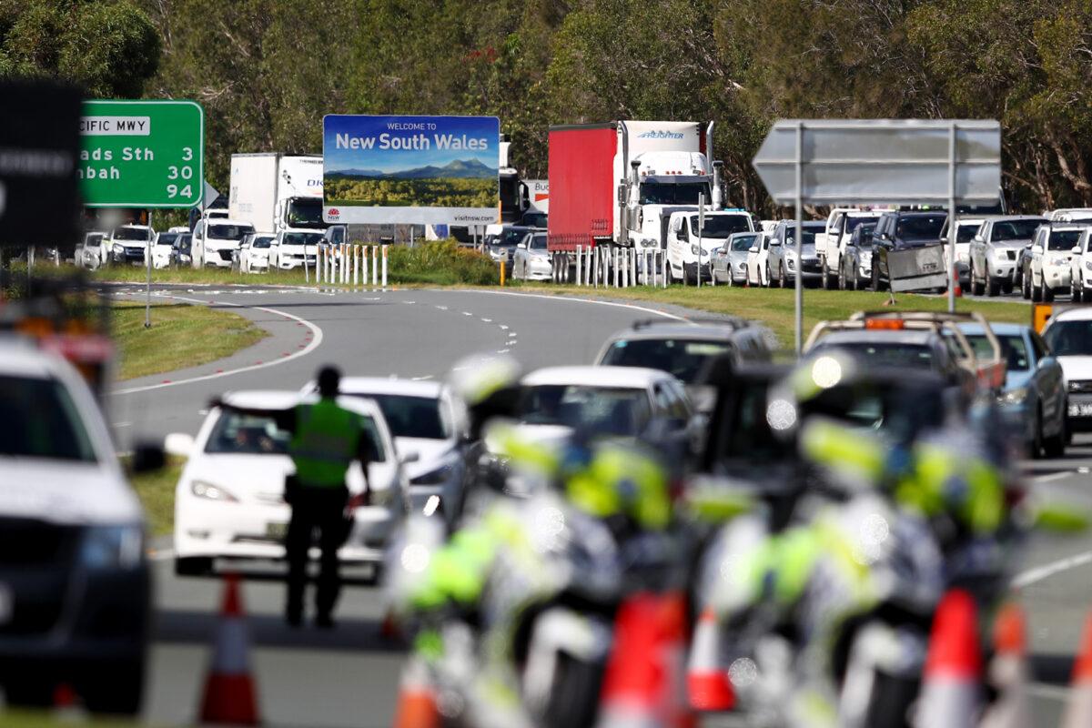 Queensland Police stop vehicles at a police checkpoint set up at the Queensland and New South Wales border near the Gold Coast on March 26, 2020. (Chris Hyde/Getty Images)