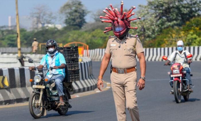 Indian Police Officer Dons ‘CCP Virus Helmet’ to Warn Motorists to Stay Home
