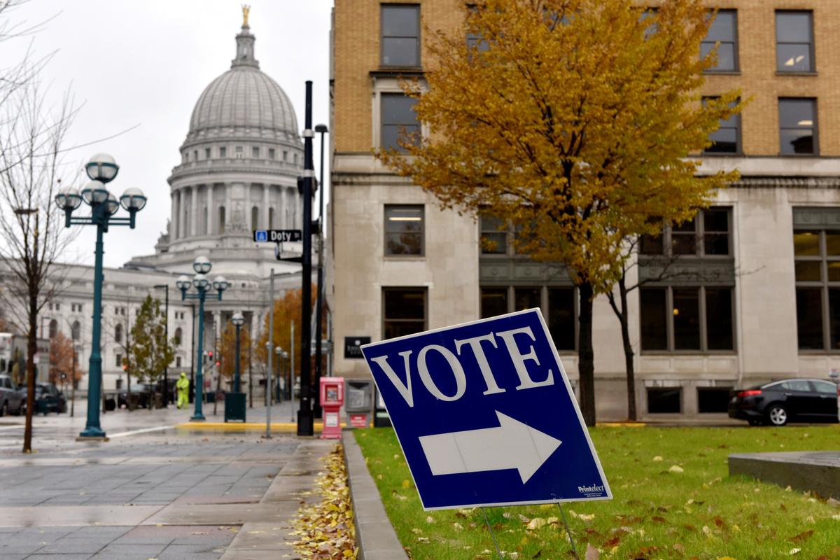 A sign directs voters towards a polling place near the state capitol in Madison, Wisconsin, on Nov. 6, 2018. (Nick Oxford/File Photo/Reuters)
