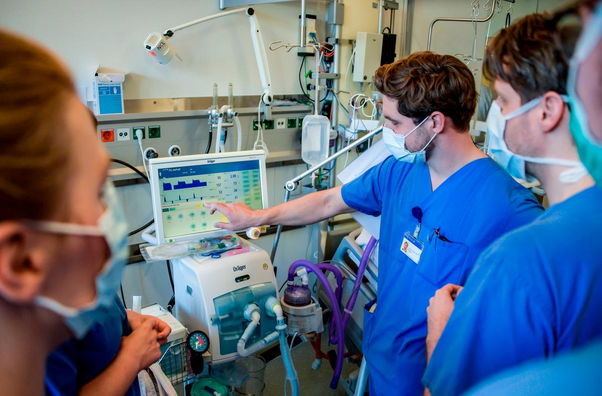 Hospital doctors are instructed to handle a ventilator at the Universitaetsklinikum Eppendorf in Hamburg, Germany, on March 25, 2020. (©Getty Images | <a href="https://www.gettyimages.com/detail/news-photo/hospital-doctors-are-instructed-to-handle-a-ventilator-at-news-photo/1208224196?adppopup=true">AXEL HEIMKEN</a>)