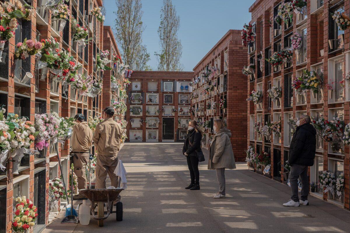 Relatives of Concepcion Molero who passed away on March 31 due to a CCP virus infection at the age of 80, keep social distancing measures as they attend to the funeral of her mother in El Prat de Llobregat, Spain on April 4, 2020. Authorities in the country are only allowing three relatives attend each funeral.(David Ramos/Getty Images)