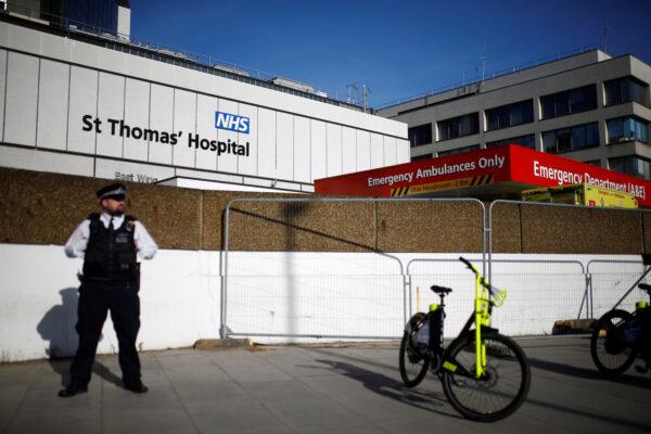 A general view of a police officer outside St Thomas' Hospital after British Prime Minister Boris Johnson was moved to intensive care while his coronavirus (COVID-19) symptoms worsened and has asked Secretary of State for Foreign affairs Dominic Raab to deputise. London, Britain, on April 7, 2020. (Henry Nicholls/Reuters)